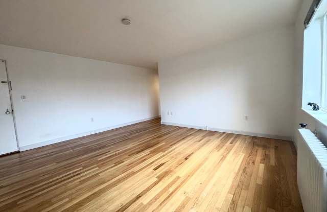 1 BR/1 BA bright and spacious condo in East Queen Anne. Gallery 4