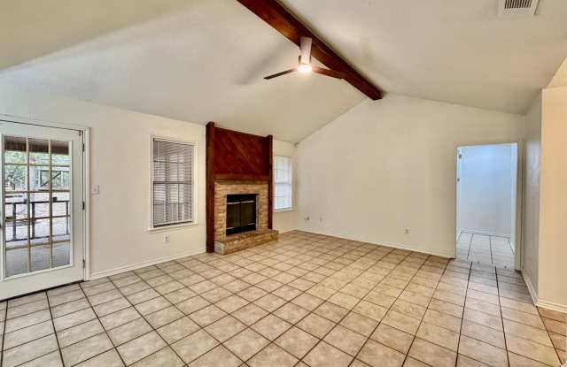 Quiet Wooded 3/2 with Garage and Fenced Yard Gallery 3