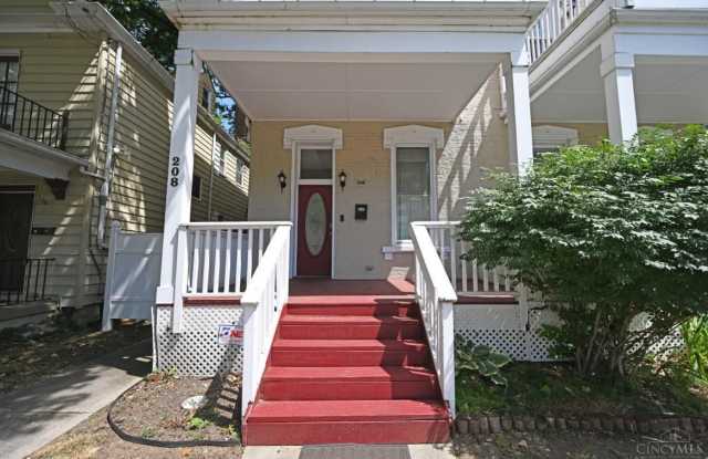208 Oak St Gallery 2