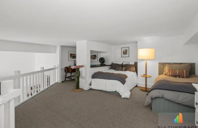 2100 N Lincoln Park W Gallery 2