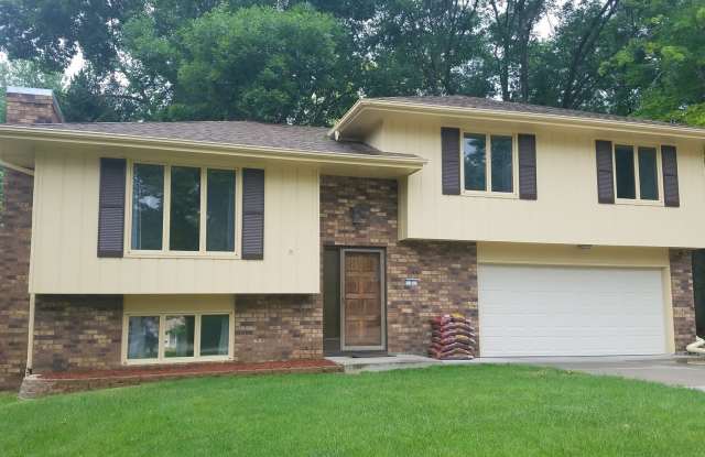 Split level with huge yard photos photos