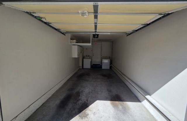 Excellent downstairs 1 Bedroom, 1 Bath condo in The Glens Gallery 4