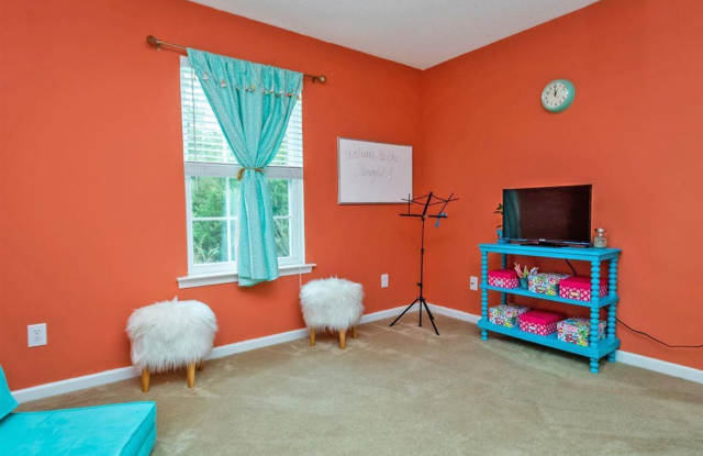 Room in 3 Bedroom Home at Spindlewood Ct photos photos