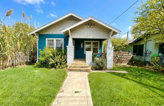 **APPLICATION RECEIVED** **MOVE IN SPECIAL** MUST SEE! 2 Bedroom / 2 Bath Home Near Downtown! - 1427 Burnet Street, San Antonio, TX 78202