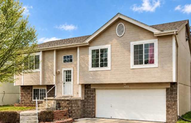 Private Rental with Elkhorn Schools, Walkout Basement & No Backyard Neighbors! Gallery 1