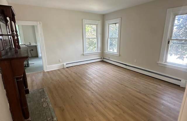 Spacious 2 Bed/ 1 Bath Apartment in East Greenwich! Gallery 1