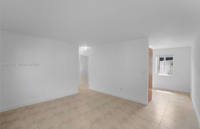 932 Moffett St photos photos