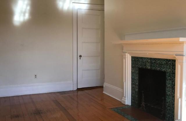 Charming 2 Bedroom-No Broker Fee Gallery 4