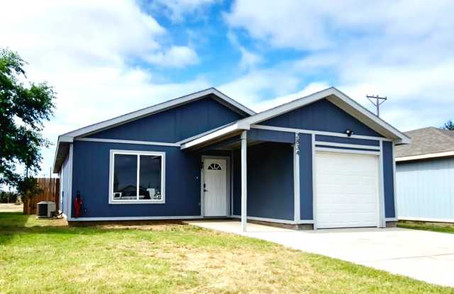 Cozy 3 Bed 2 Bath With A Huge Fenced Backyard photos photos