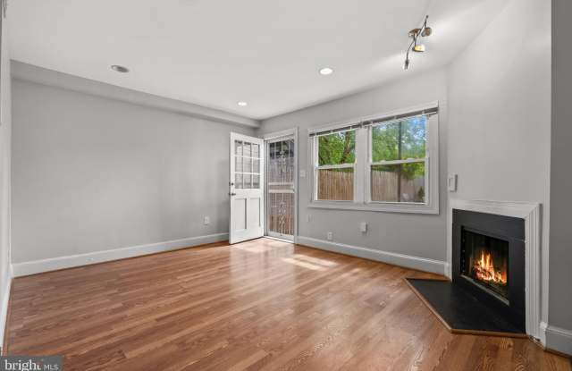 1815 EAST CAPITOL STREET SE photos photos