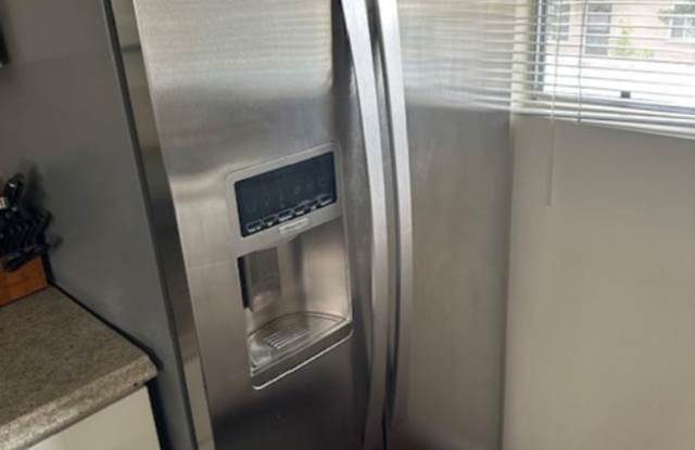 Beautiful 2bed + 2bath Condo located on a Mature Tree-lined Street in the Heart of Santa Monica. Gallery 4