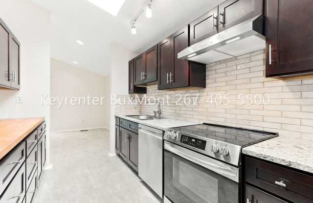 Bright and spacious single-family home with tons of windows, vaulted ceilings, and skylights Gallery 4
