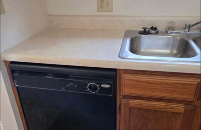 2 bed 1 bath duplex w/ garage! Gallery 2