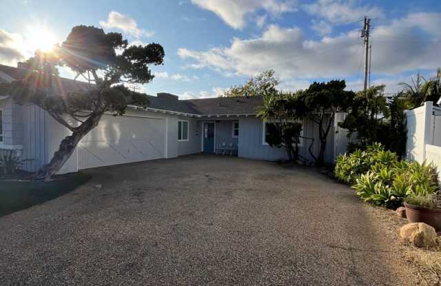 STUNNING 3BD/2BA ON CORONADO ISLAND! -2 BLOCKS FROM THE BEACH! $6,995/mo! Gallery 3