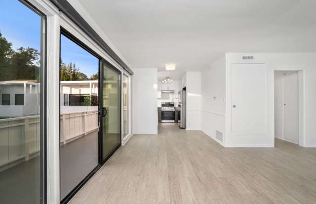 Live in one of the best locations in Los Angeles - Hollywood Hills photos photos