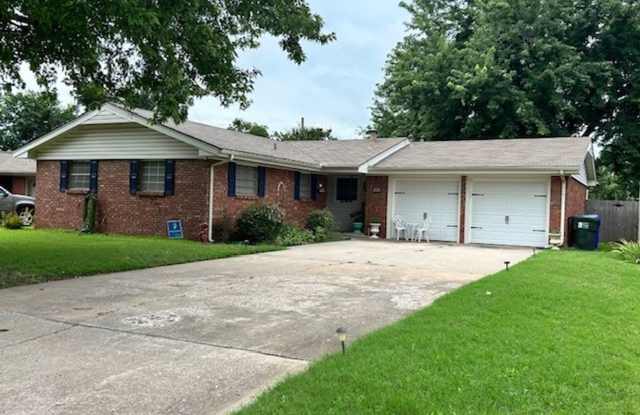(3) Bed/(1.5) Bath Near Core Norman and OU Avail Aug 1! photos photos