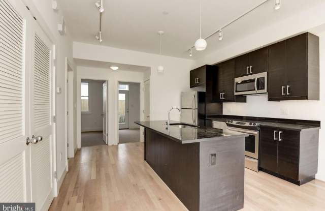 727 HOBART PLACE NW Gallery 3