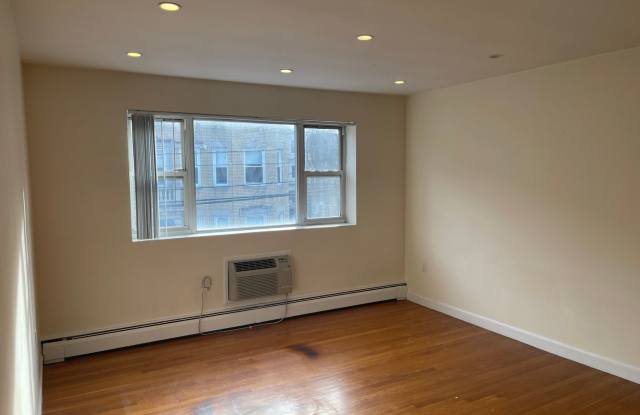 Clean , Modern and very spacious 2ed.  Dishwasher, Laundry, parking Ava, Now or 9.1 photos photos