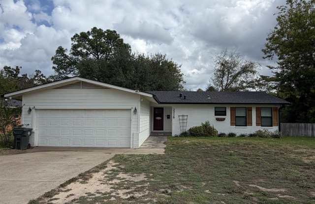 2216 Crestwood Dr Gallery 1