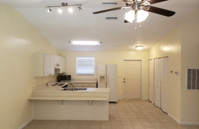 9013 San Carlos Boulevard - 9013 9013/9015 San Carlos Blvd, San Carlos Park, FL 33967