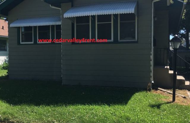 3 Bedroom, 2 Full Bath Single Family Home with Single Stall Detached Garage 326 Cutler St Waterloo - 326 Cutler Street, Waterloo, IA 50703
