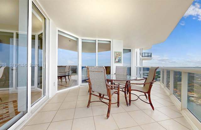 4779 Collins Ave Gallery 4