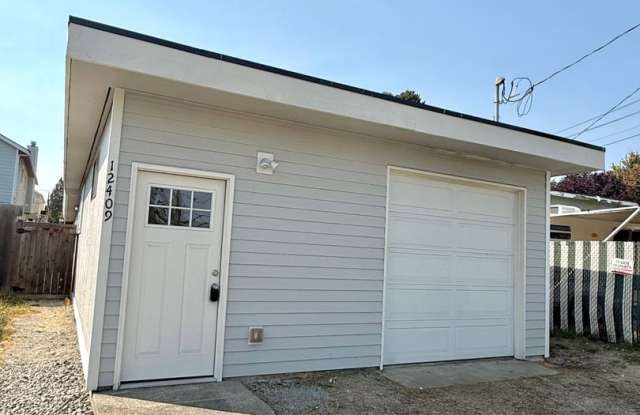 Charming 2-Bed, 1-Bath White Center Home photos photos