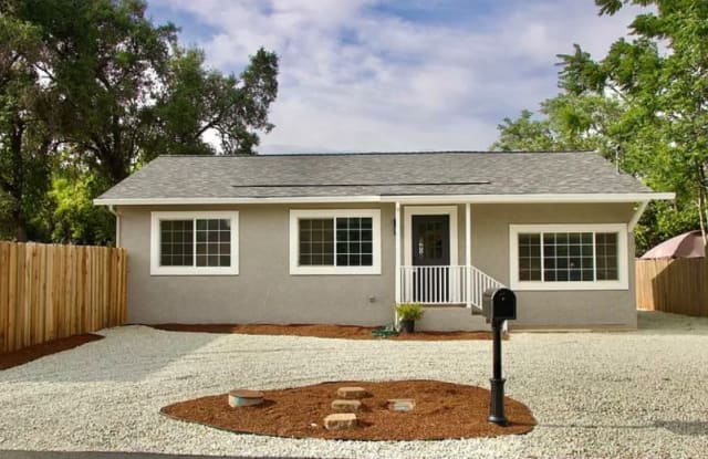 374 Beagle Ln - 374 Beagle Lane, Redding, CA 96002
