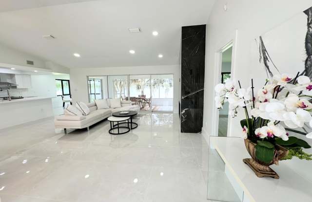 425 Lake August Drive - 425 Lake August Drive, Highlands County, FL 33852 425 Lake August Drive - 425 Lake August Drive, Highlands County, FL 33852