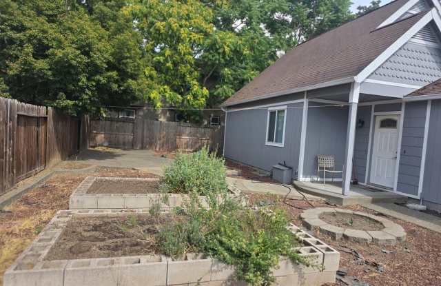 3 bed 2 bath Home for Rent in Grants Pass Gallery 3