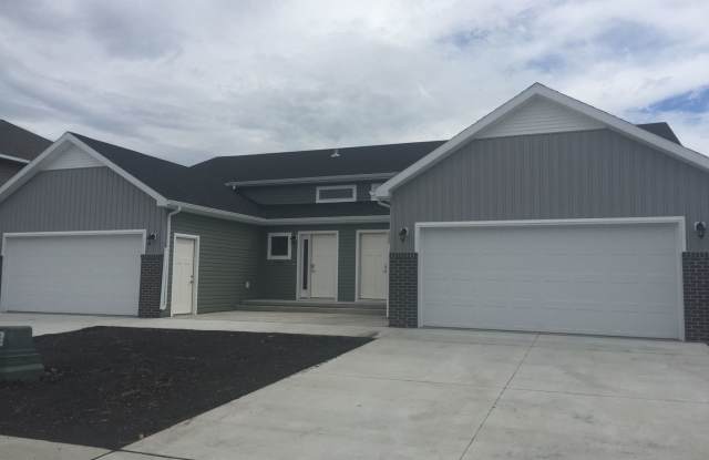 3 Bed 2 Bath Twin Home - 907 Eaglewood Avenue, West Fargo, ND 58078