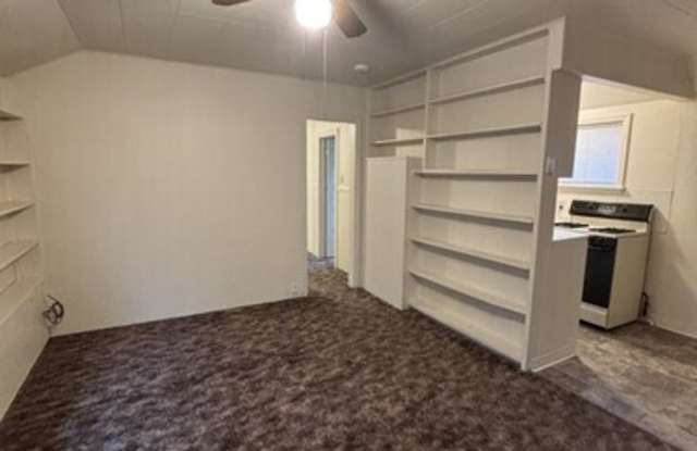 1918 Rogue River Hwy Gallery 2