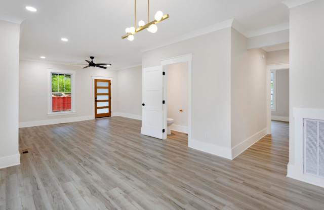 Fully Renovated 3 Bedroom Home With BACKYARD!!! Gallery 4