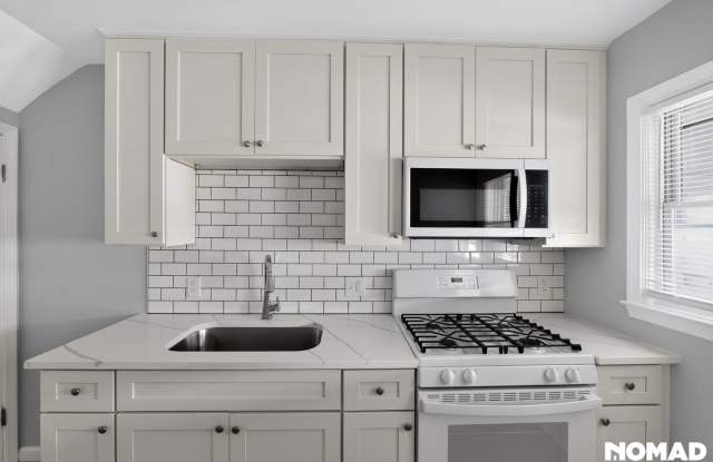 Charming 3BR Townhome in Middle River Gallery 3