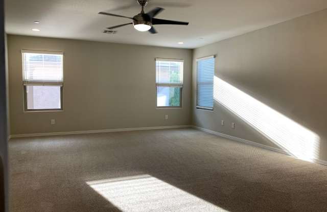 4 BEDROOM PLUS LOFT, BUILT IN BBQ WITH COMMUNITY POOL photos photos