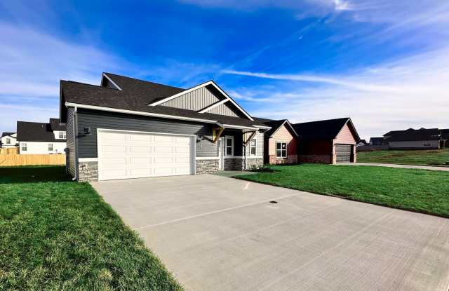 Modern Home with Stainless Steel Appliances, Walk-In Closet And Attached Garage Gallery 1