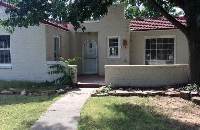1202 S. Travis St. photos photos