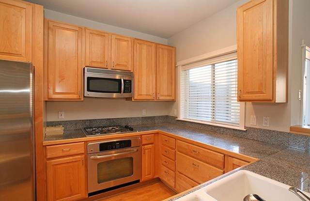 2bd/2.5ba Kirkland Townhome Gallery 4