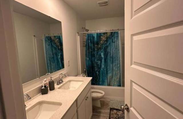 Spacious 5BR House in New Palestine Gallery 3