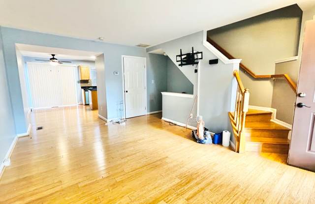 WOODBRIDGE TOWNHOUSE- Minutes to Potomac Mall Gallery 3