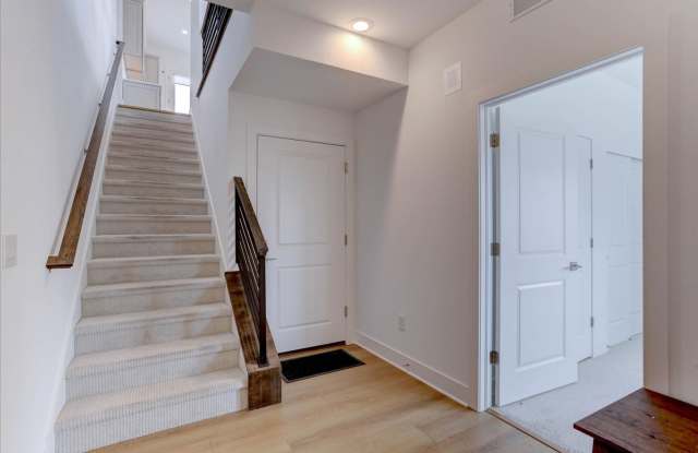 Luxury End unit 3bed/3bath/2car with Views! Gallery 4