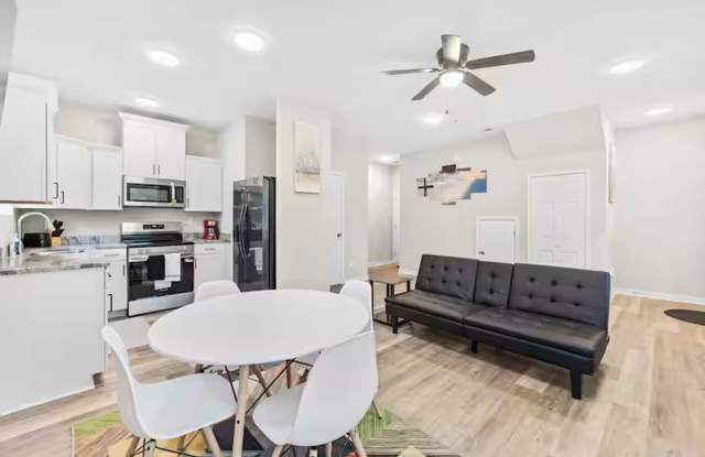 Room in 3 Bedroom Home at Kings Mountain St Gallery 3