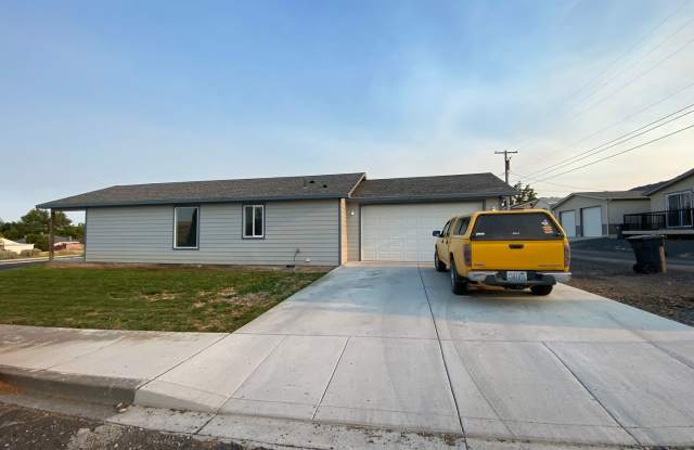 Nearly new 2 bedroom with garage photos photos