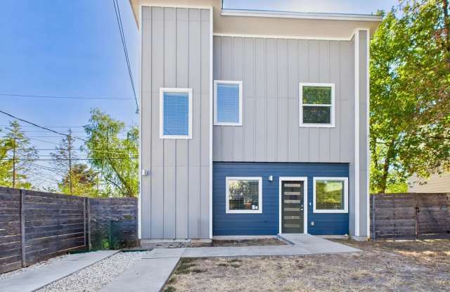 Charming Modern Farmhouse-Style 2-Bed Condo with Private Yard in Austin photos photos Charming Modern Farmhouse-Style 2-Bed Condo with Private Yard in Austin photos photos