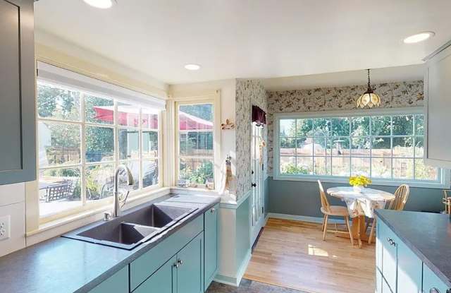Beautiful 4 bed 3 bath home - 322 W. Chapman Gallery 4