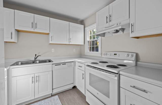 *MOVE IN READY* 3 Bed, 2 Bath Condo, Close to Uptown!!! photos photos