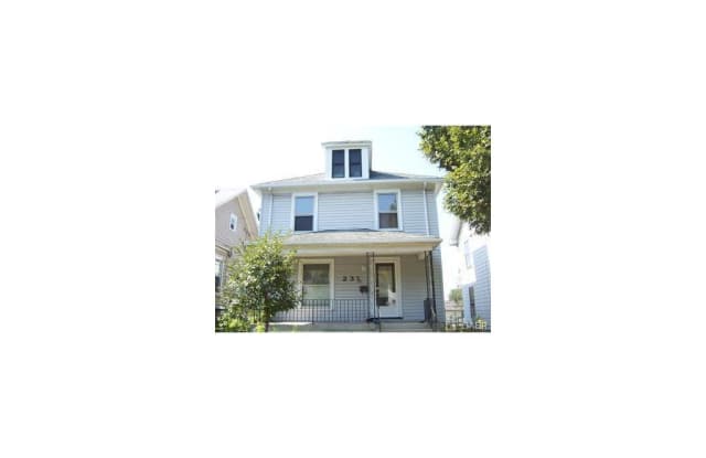 Great 3 bed 1 bath close to University of Dayton, Miami Valley Hospital and great Dayton Gallery 1