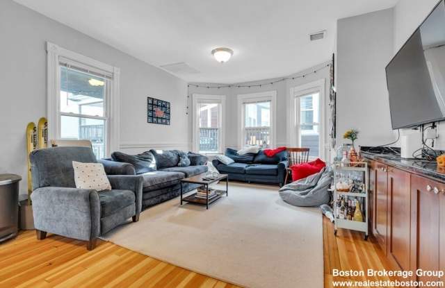 Get $1000 upon closing with monthly promo!  Spacious, Luxury Apartment with Huge Sunlit rooms near NEU! Gallery 4