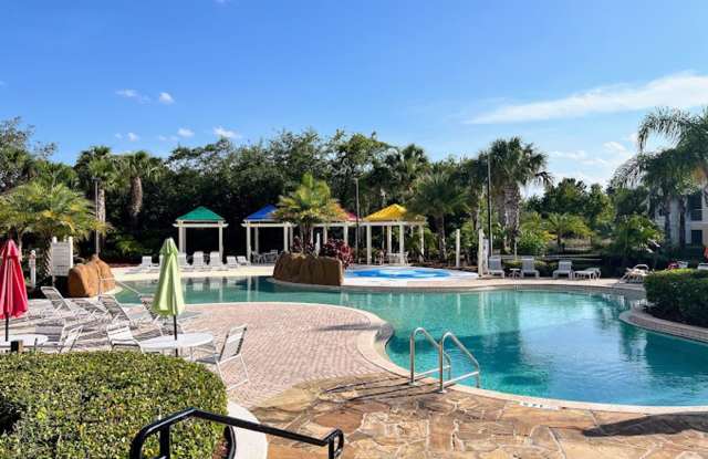 4/2 Condo with Garage in Gated Community! Gallery 3