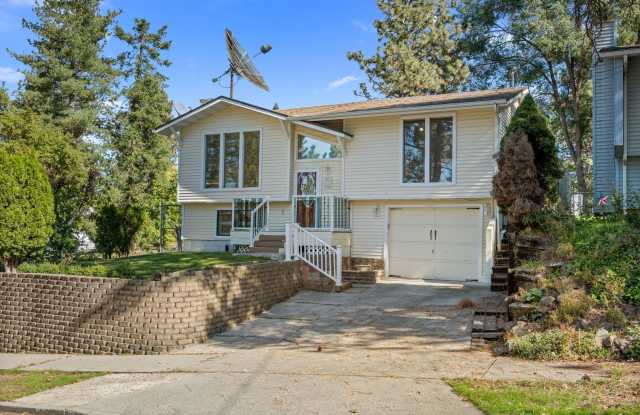 Spacious 4BR Split-Level in Spokane - Hardwoods, Granite Kitchen & Family Room Gallery 1